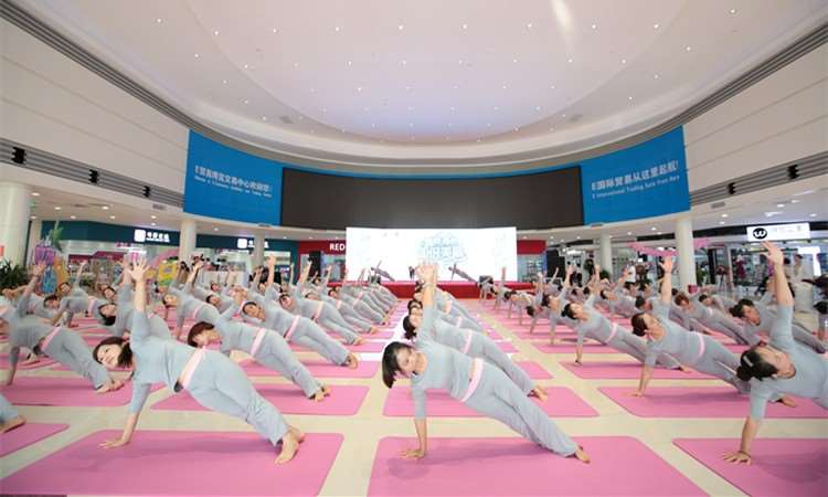 郑州中大门百人公益瑜伽
