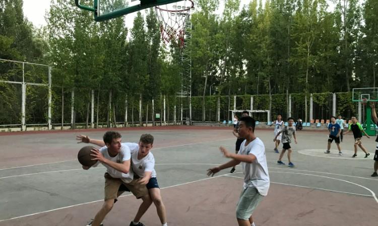 与外教篮球赛